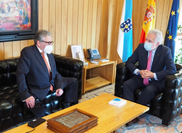 O conselleiro maior do Consello de Contas entrega ao Parlamento de Galicia a Memoria Anual e os informes de fiscalización